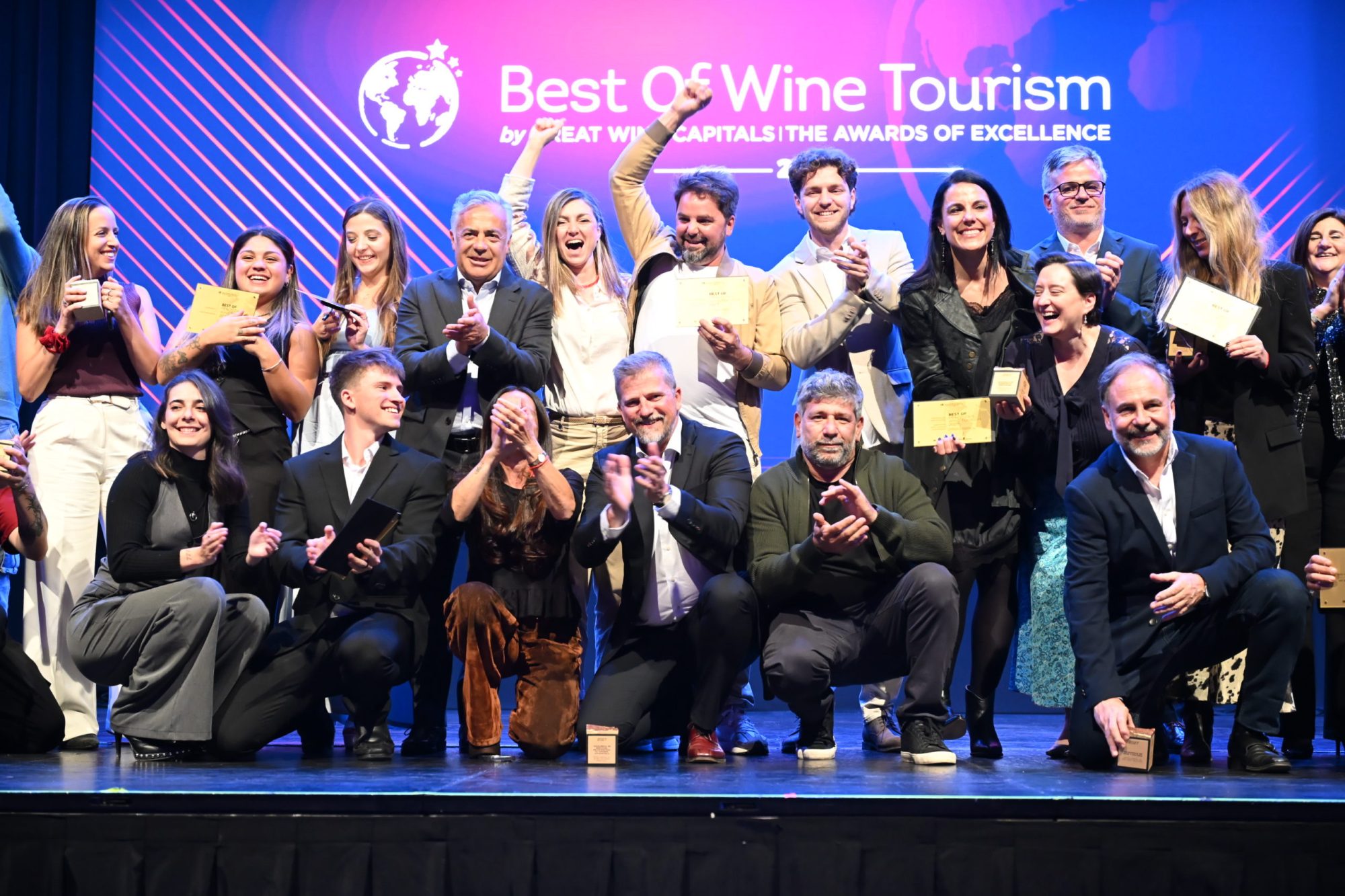 Ganadores de los Best Of Mendoza's Wine Tourism celebran sobre el escenario