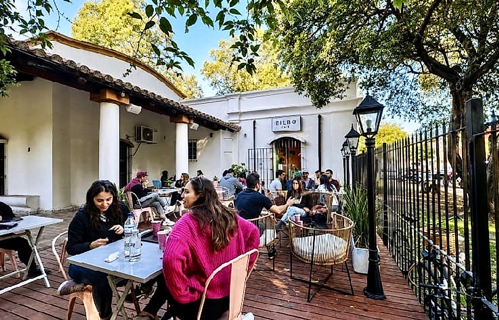 Mesas al aire libre de Bilbo Café