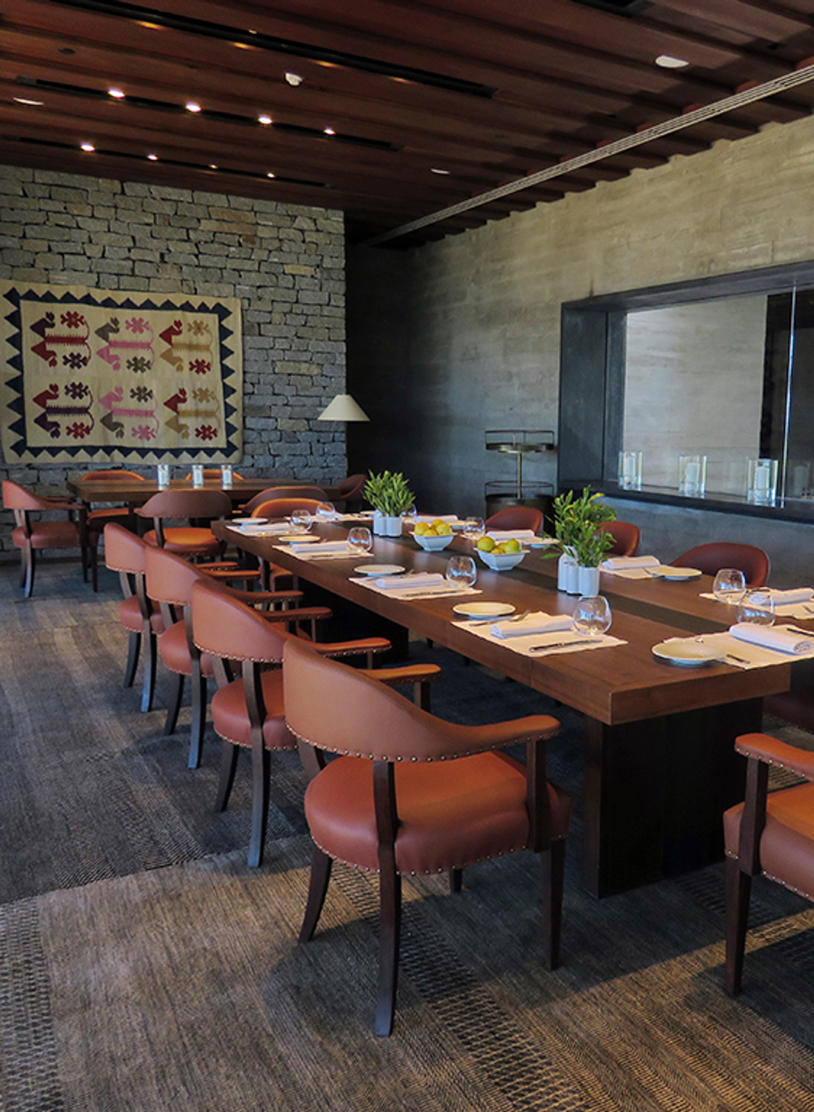 Salón del restaurante de Bodega Garzón con mesas largas