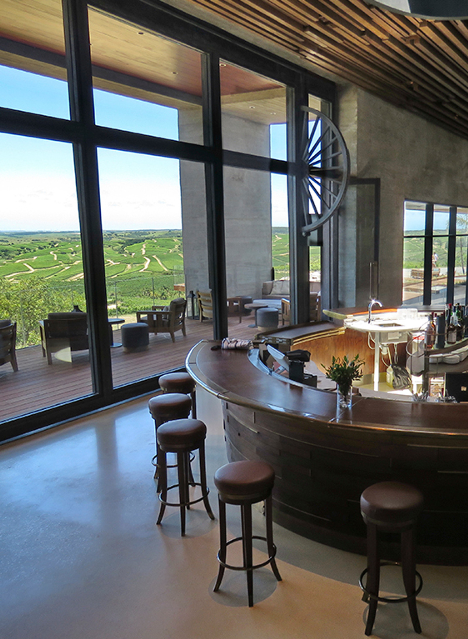 Wine bar de Bodega Garzón con ventanales hacia los viñedos