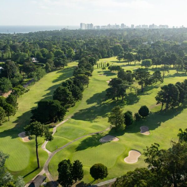 Vista aérea del campo de golf del Cantegril Country Club con Punta del Este al fondo