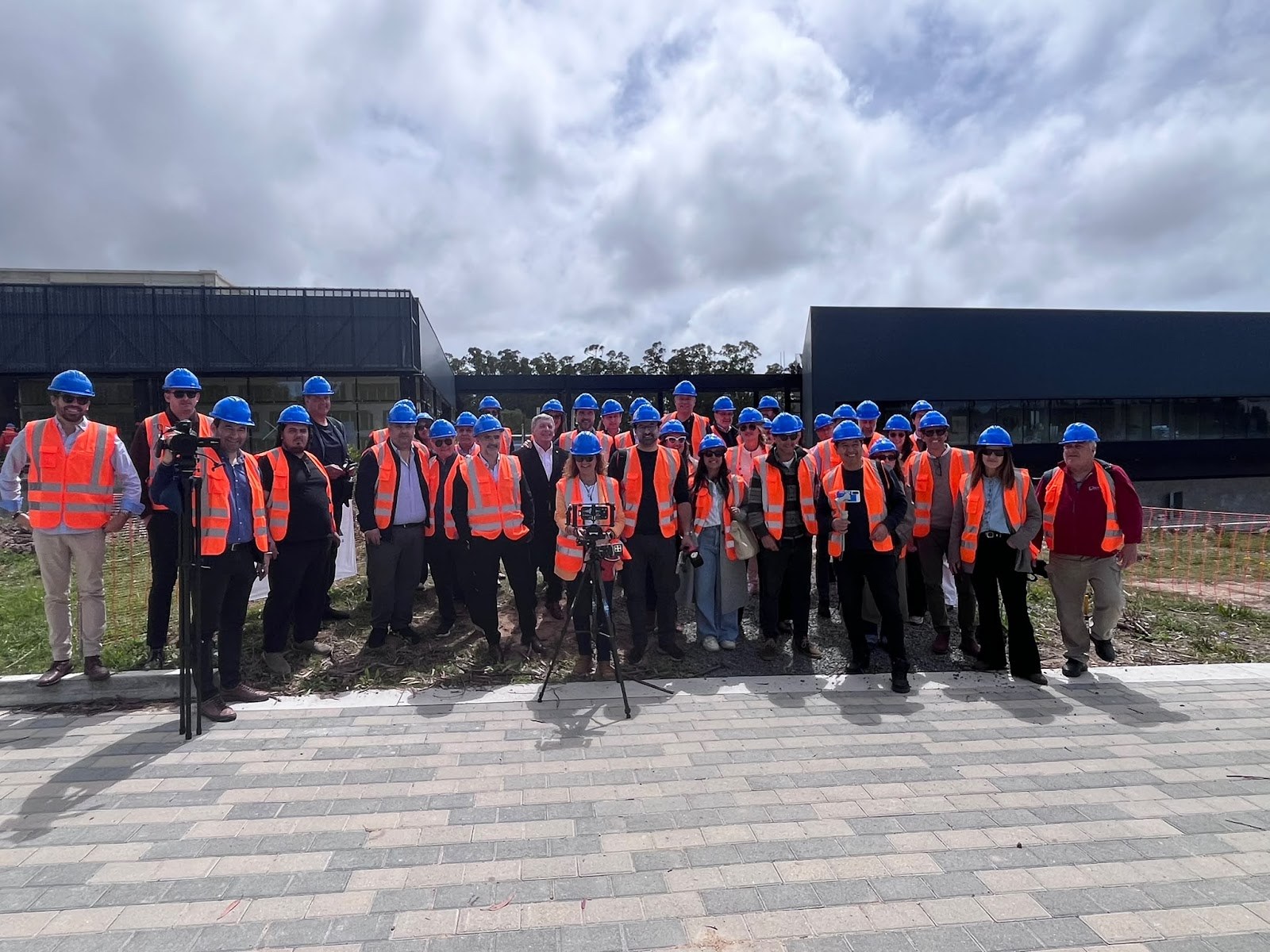 Periodistas con casco y chaleco durante la visita a la obra de Car One Center Punta del Este