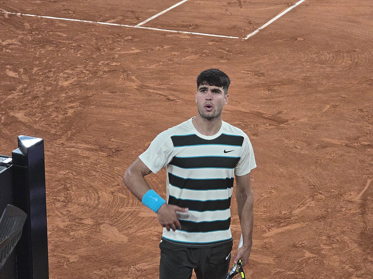 Carlos Alcaraz en la cancha durante Roland Garros 2025