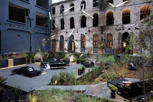 Patio del Palacio Molina intervenido para Casa FOA 2026, con las fachadas de ladrillo del antiguo edificio de Alpargatas