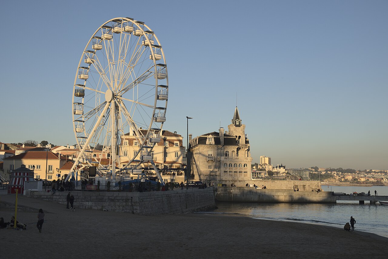 Bahía de Cascais al atardecer con la noria navideña y el Palacete Seixas