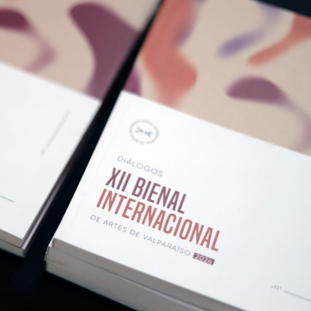 Ejemplares del catálogo de la XII Bienal Internacional de Artes de Valparaíso
