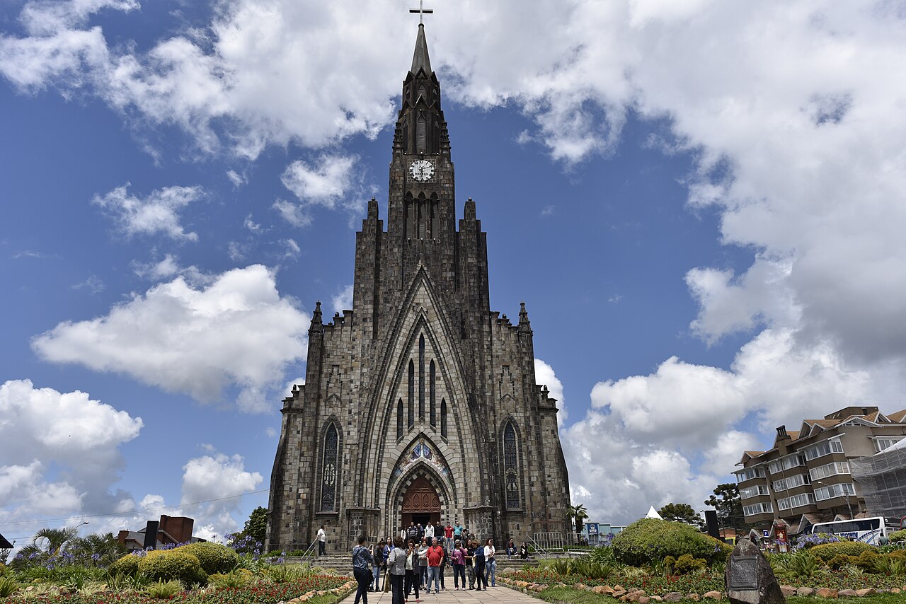 Catedral de Pedra de Canela bajo un cielo azul