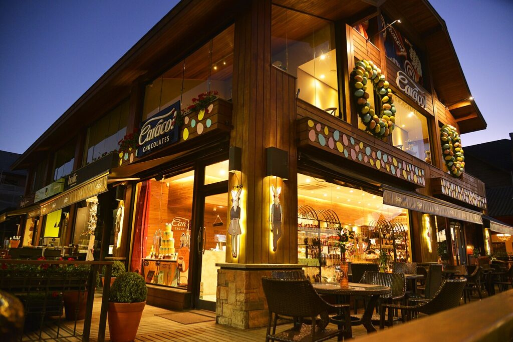 El centrinho de Canela al anochecer, con sus tiendas de chocolates y cafés