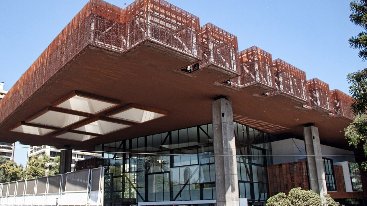 Fachada del Centro Cultural Gabriela Mistral en Santiago de Chile con su estructura de acero corten