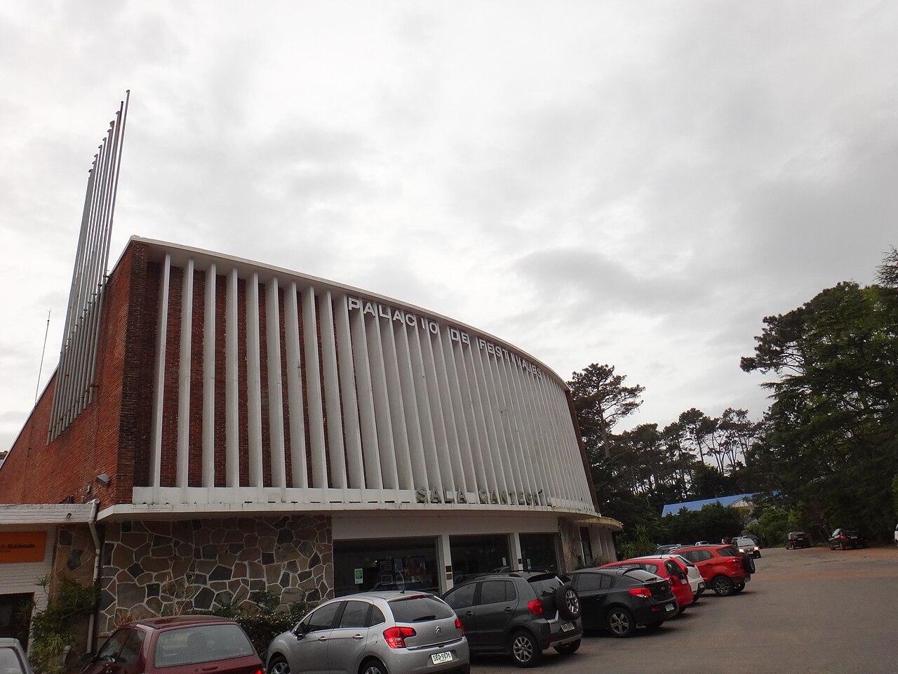 Edificio del Cine Cantegril en Punta del Este