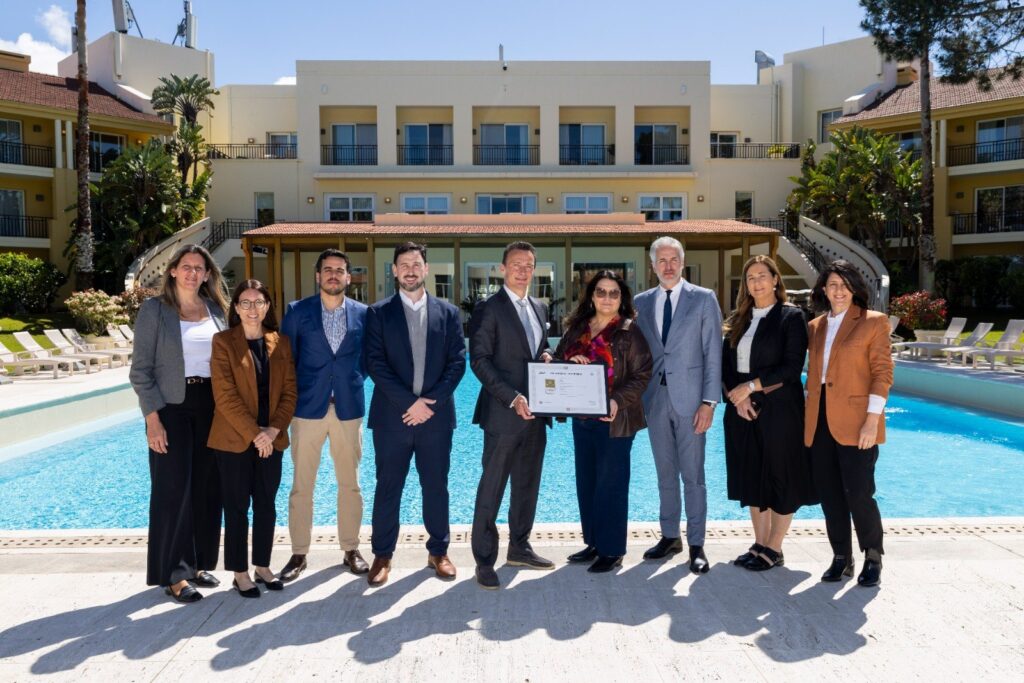 Integrantes de Cipriani con el reconocimiento de Marca País Uruguay