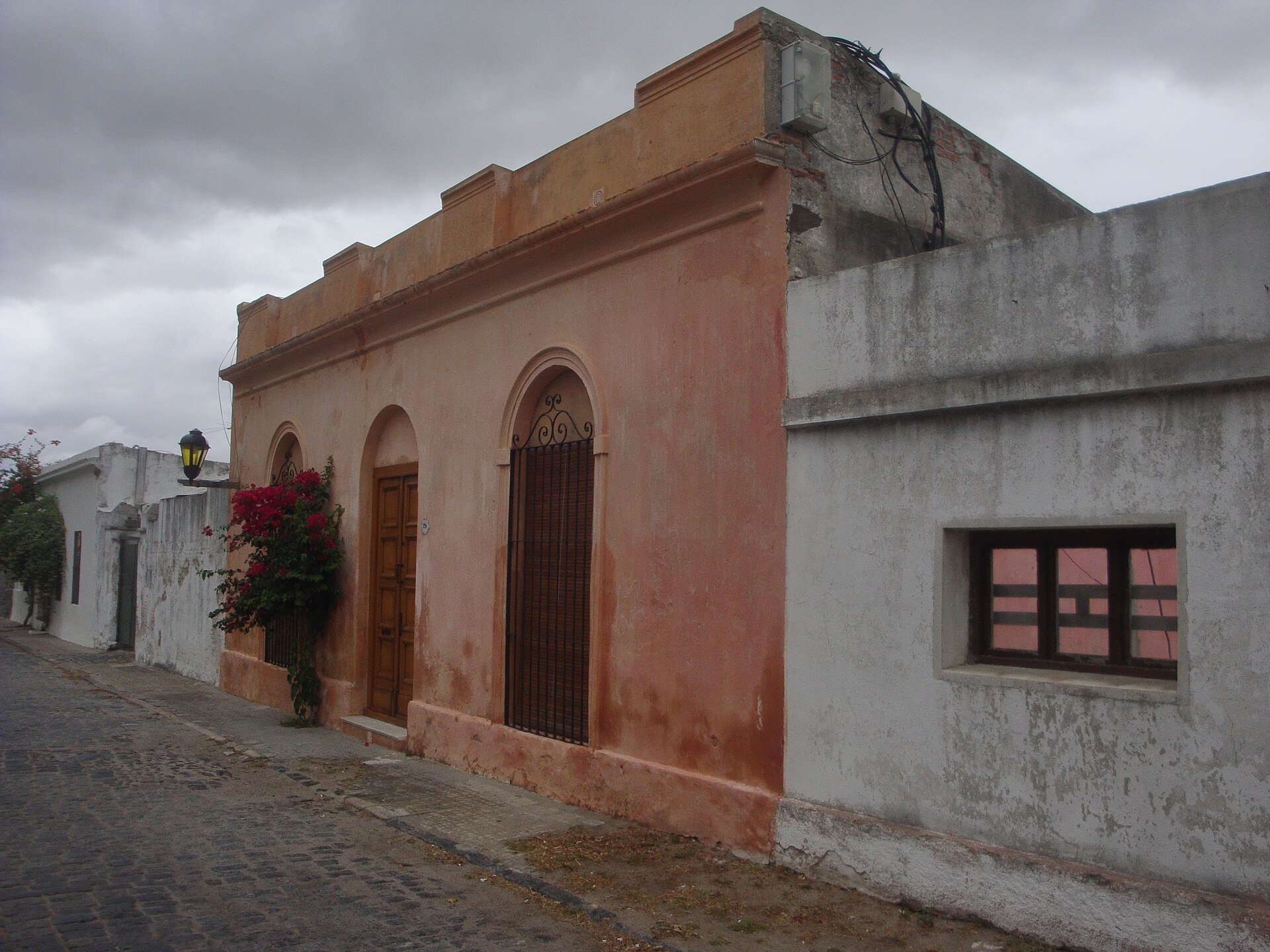 Calle empedrada con casas coloniales en el Barrio Histórico de Colonia del Sacramento