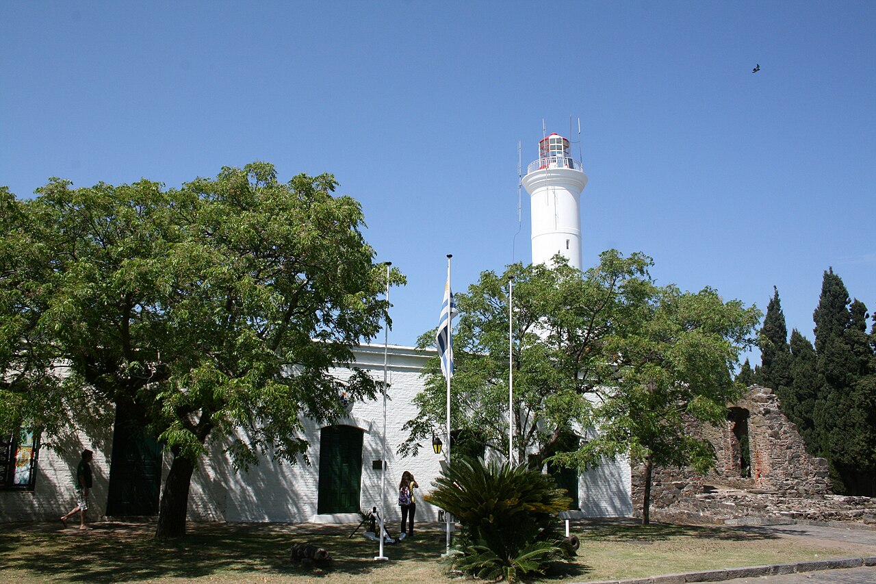Faro de Colonia del Sacramento junto a las ruinas del Convento de San Francisco
