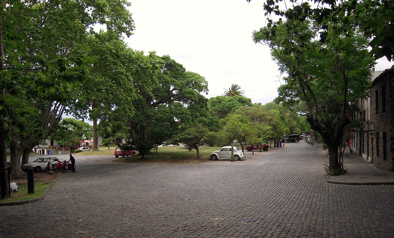 Plaza Mayor 25 de Mayo con sus árboles y calles empedradas en Colonia del Sacramento