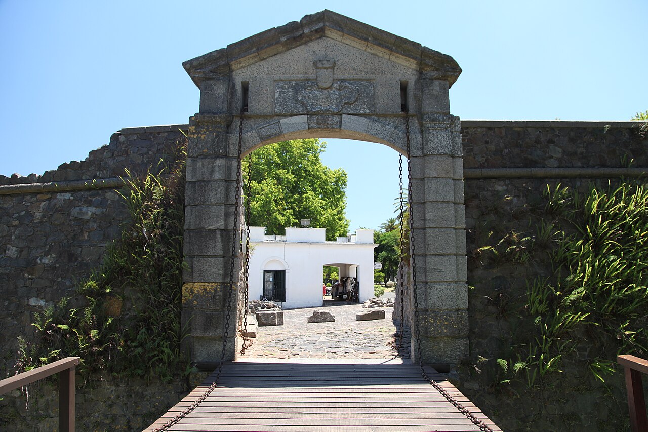 Portón de Campo y su puente de madera, en la muralla de Colonia del Sacramento
