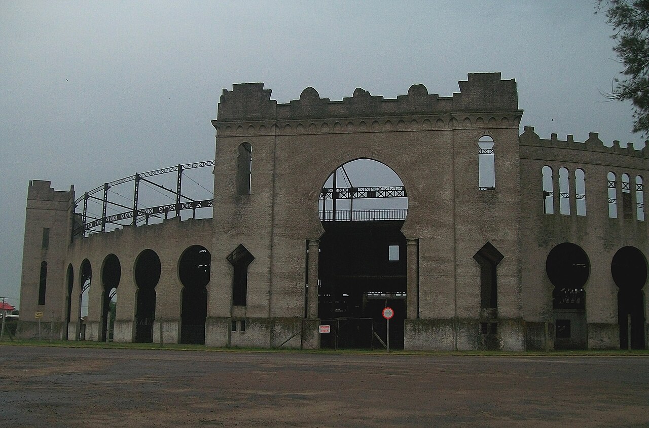 Fachada de la Plaza de Toros del Real de San Carlos en Colonia