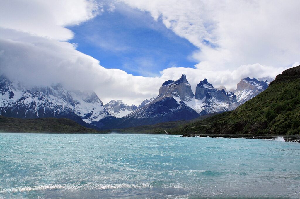 Los Cuernos del Paine sobre un lago del Parque Nacional Torres del Paine