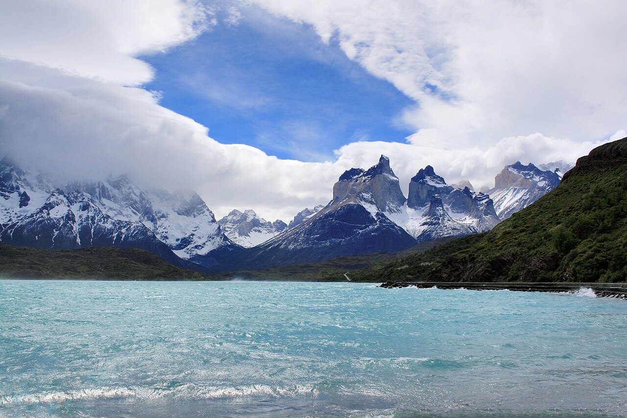 Los Cuernos del Paine sobre un lago del Parque Nacional Torres del Paine