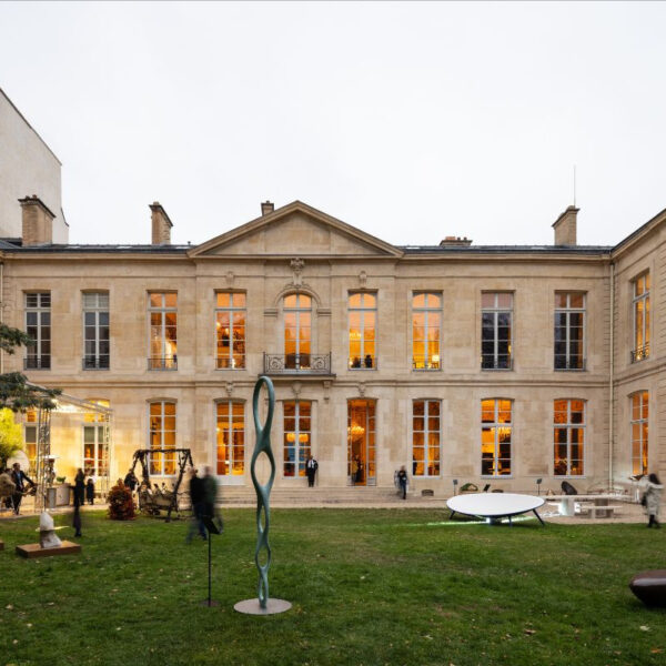Visitantes en el jardín de L’hôtel de Maisons durante Design Miami Paris 2026