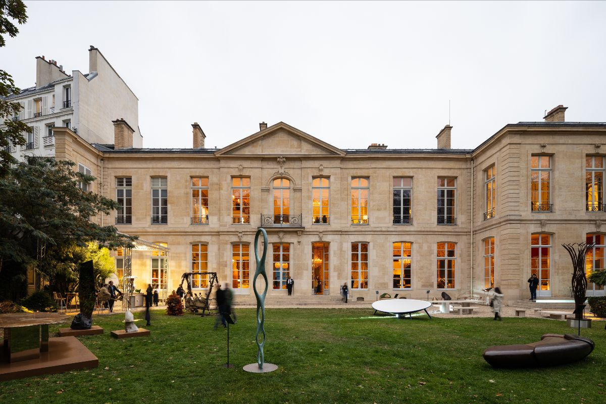 Visitantes en el jardín de L’hôtel de Maisons durante Design Miami Paris 2026