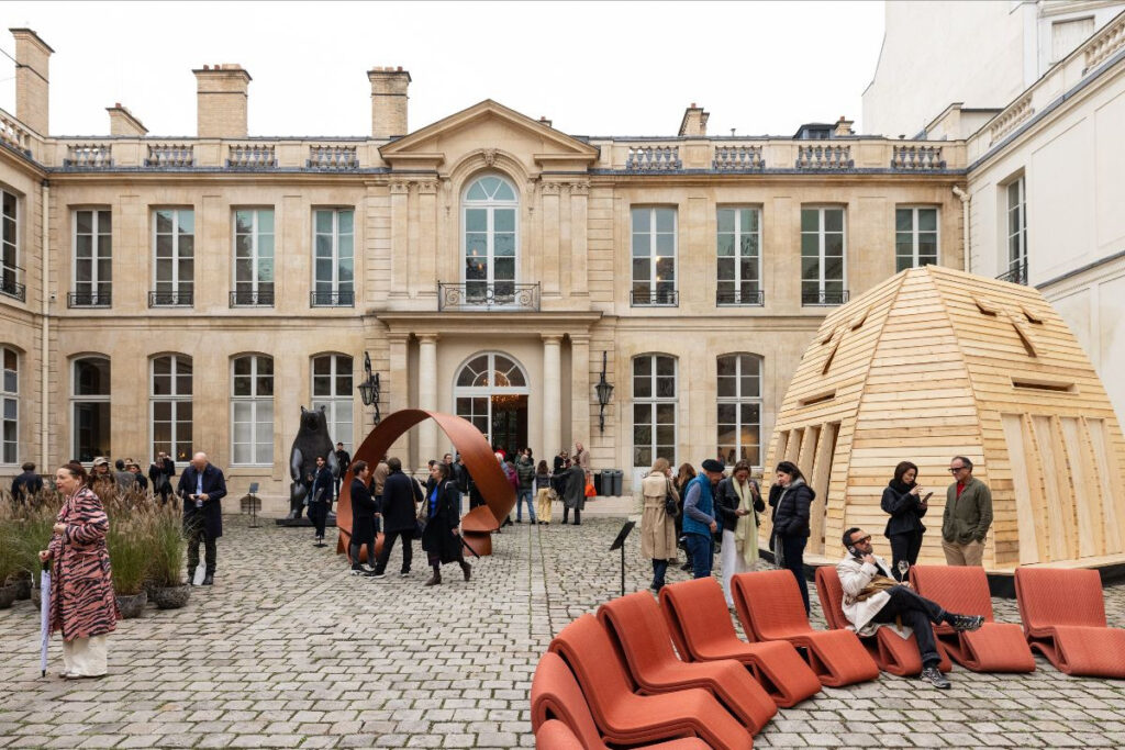 Visitantes en el patio de L’hôtel de Maisons durante la cuarta edición de Design Miami Paris