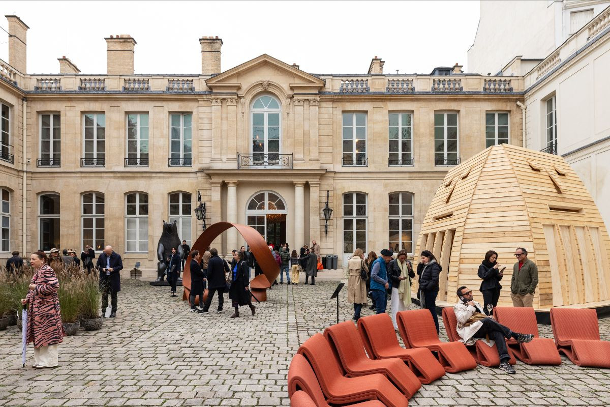 Visitantes en el patio de L’hôtel de Maisons durante la cuarta edición de Design Miami Paris
