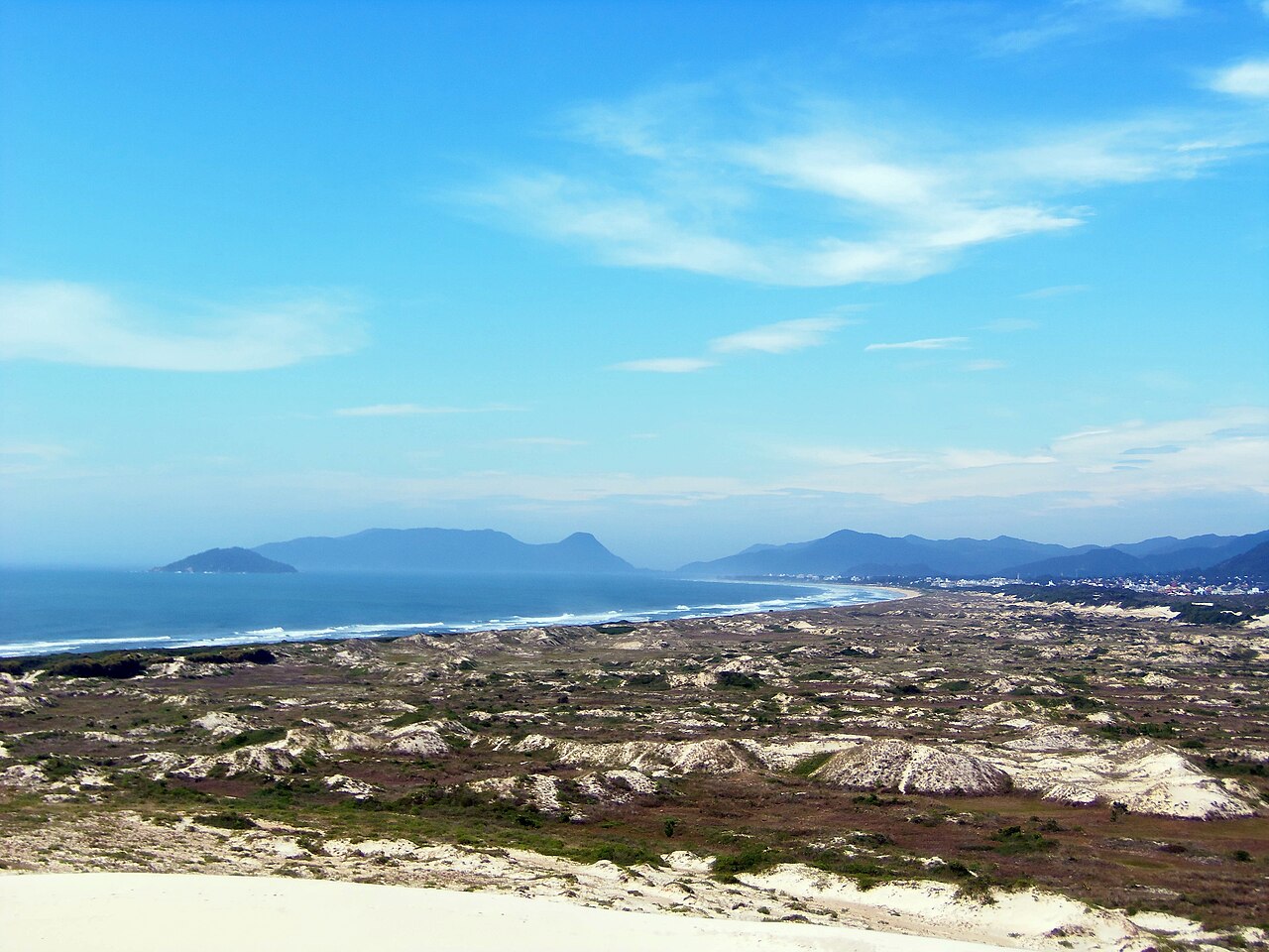 Dunas de arena blanca de Joaquina junto al mar