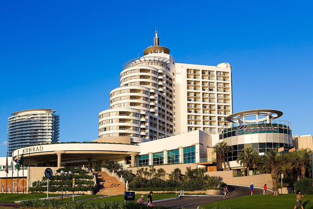 Edificio de Enjoy Punta del Este frente a la Playa Mansa