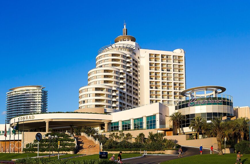Edificio de Enjoy Punta del Este frente a la Playa Mansa