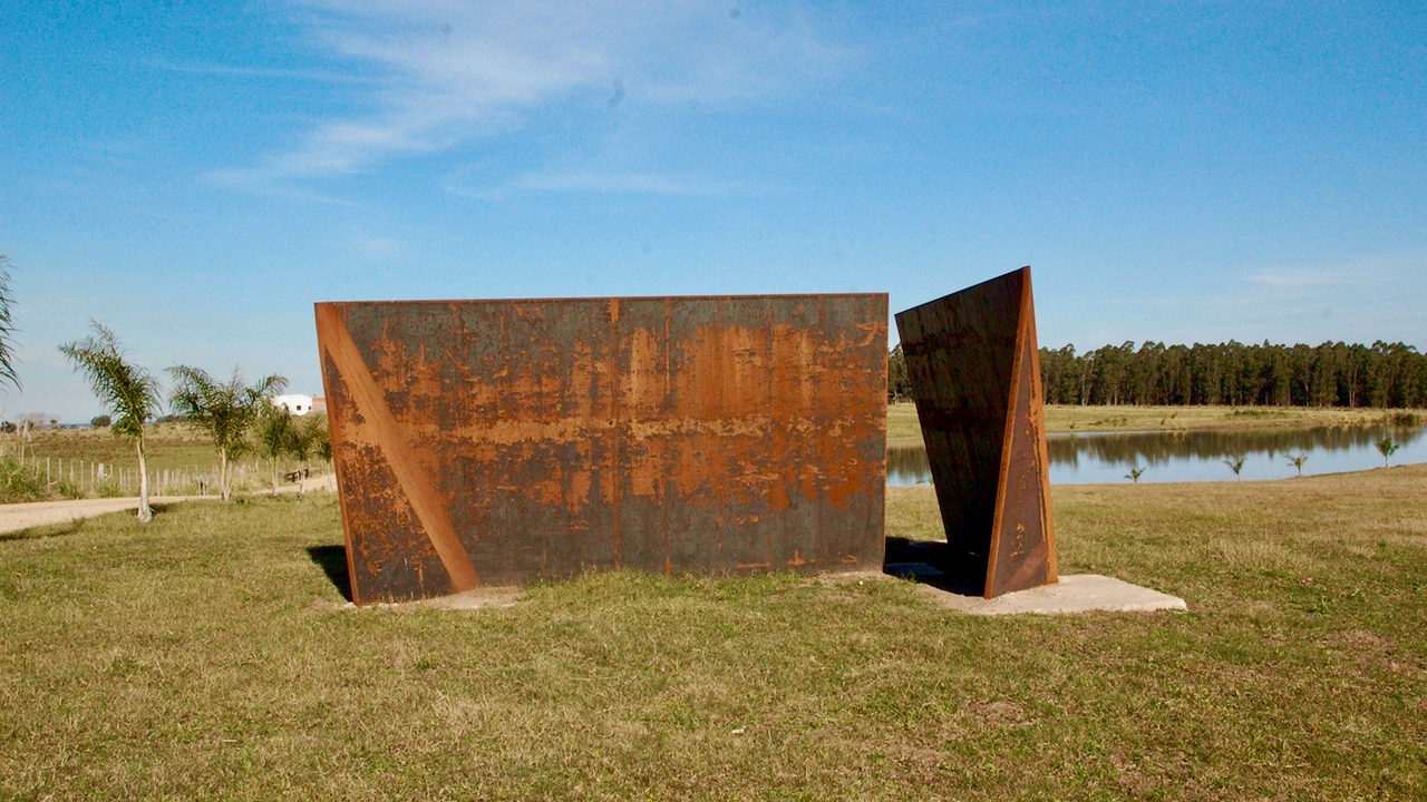 Escultura de acero Knickung en Garzón