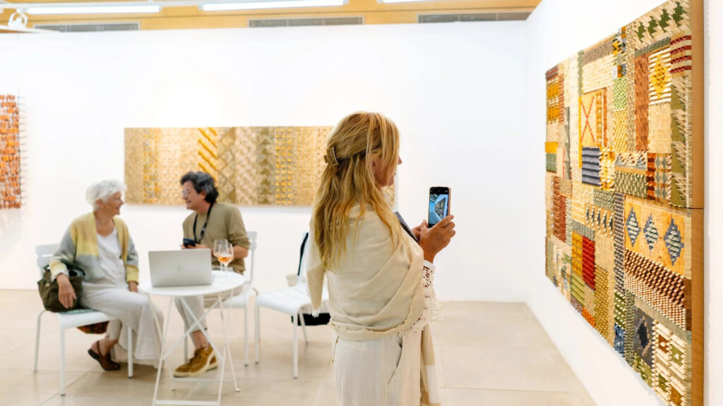Visitantes recorren un stand de arte contemporáneo en la feria ESTE ARTE, en Pavilion VIK de José Ignacio
