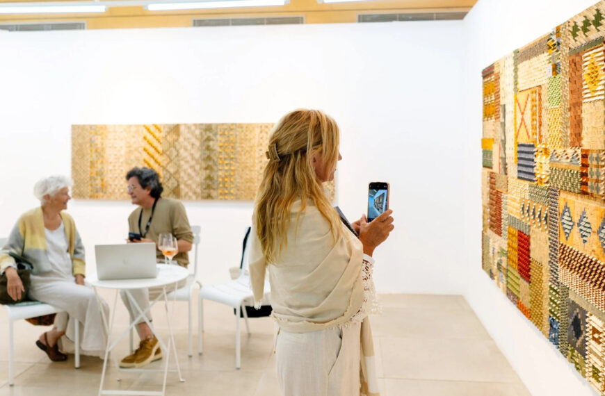 Visitantes recorren un stand de arte contemporáneo en la feria ESTE ARTE, en Pavilion VIK de José Ignacio