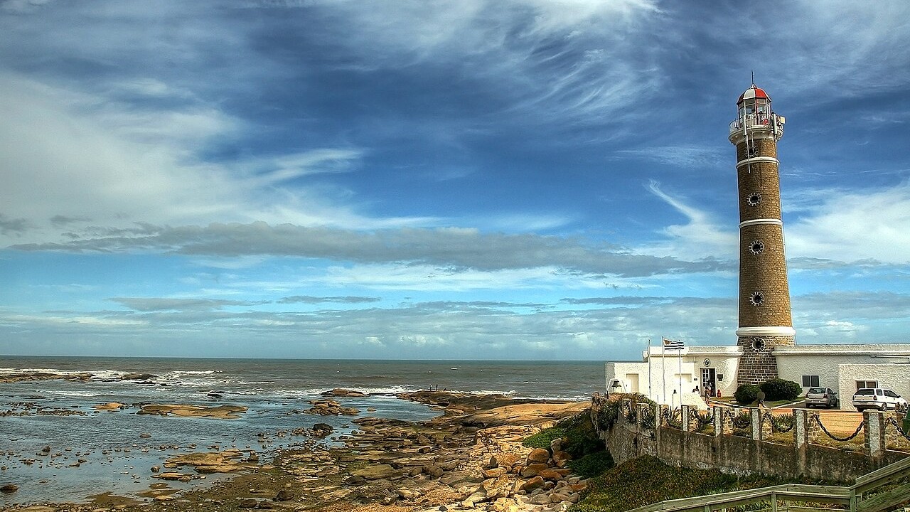 Faro de José Ignacio junto al mar bajo un cielo azul