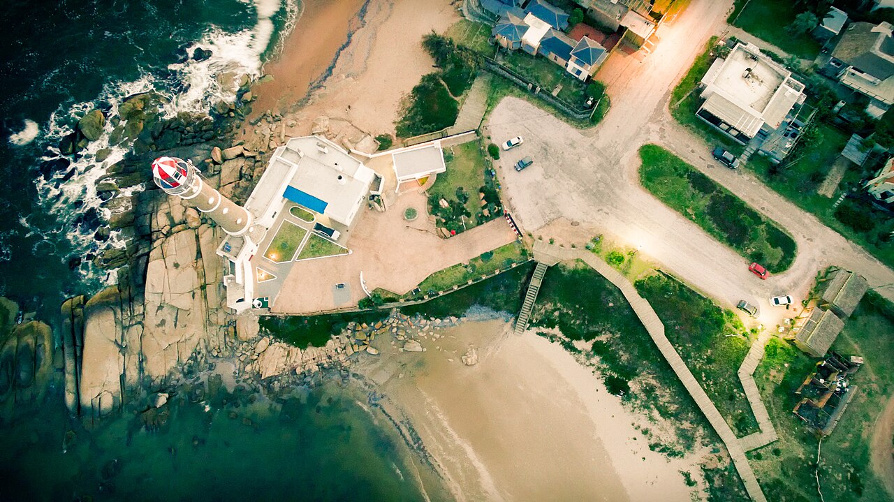 Vista cenital del faro de José Ignacio y la costa