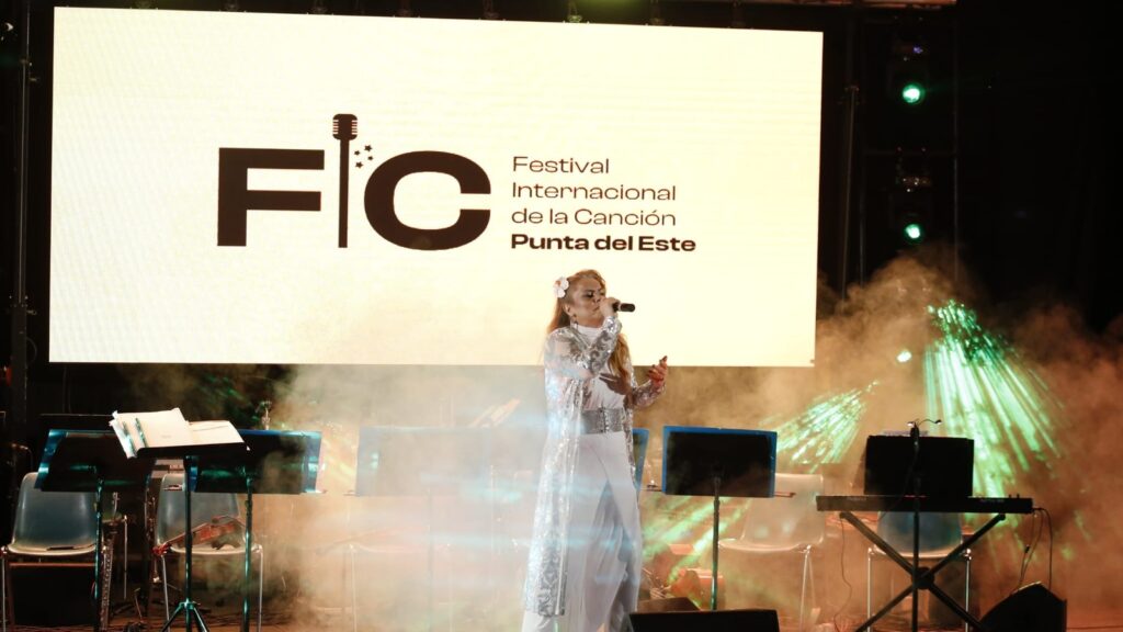 El escenario del Cine Teatro Cantegril durante la gala final del Festival Internacional de la Canción de Punta del Este