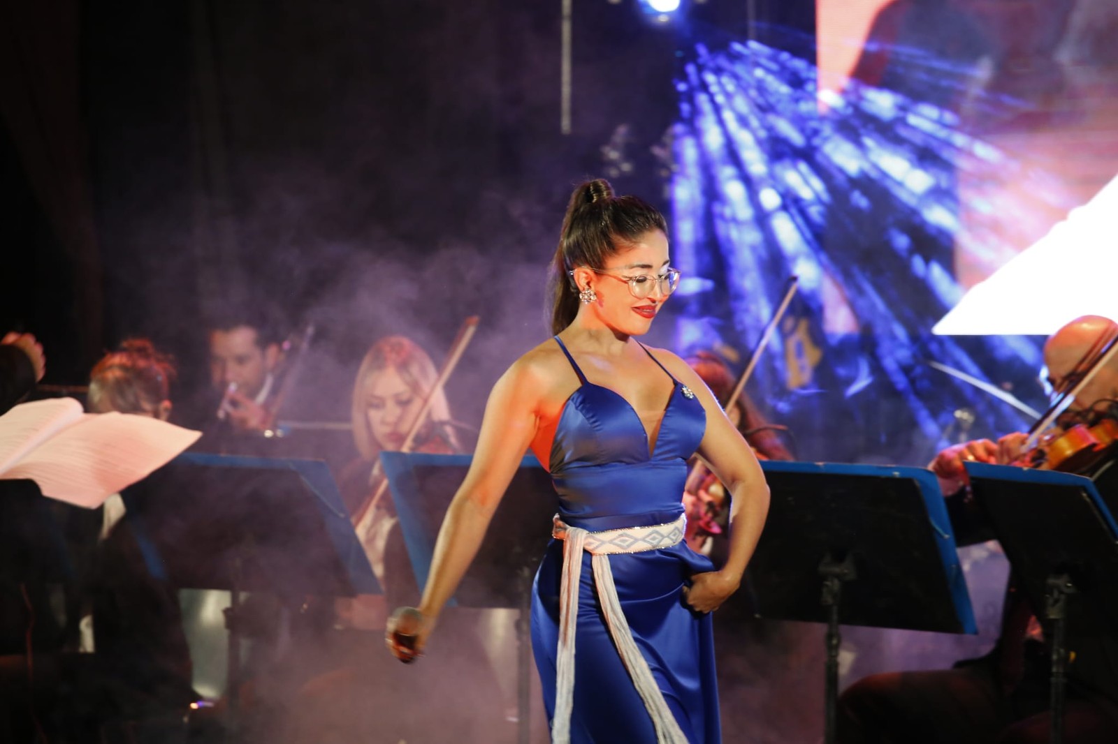Intérprete en el escenario del Cantegril acompañada por la Orquesta Departamental de Maldonado