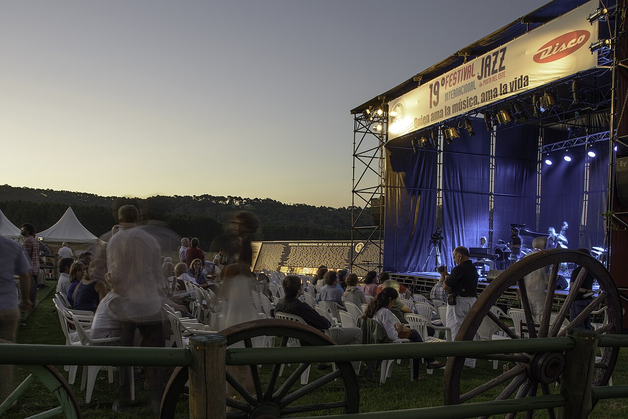 Escenario del Festival Internacional de Jazz de Punta del Este al atardecer