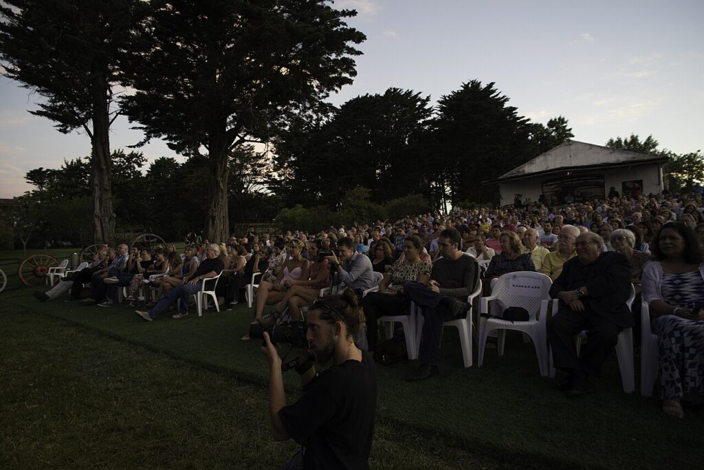 Público sentado al aire libre en la Finca El Sosiego durante el Festival Internacional de Jazz de Punta del Este