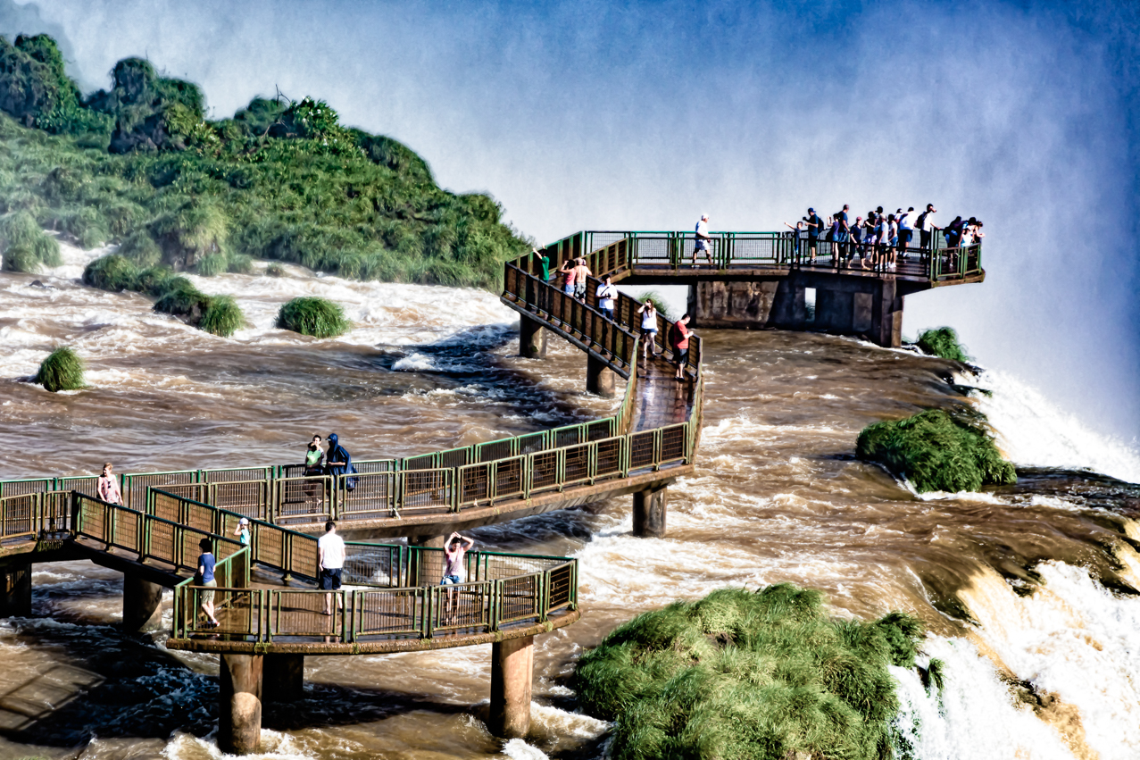Pasarela del Parque Nacional do Iguaçu, en Brasil
