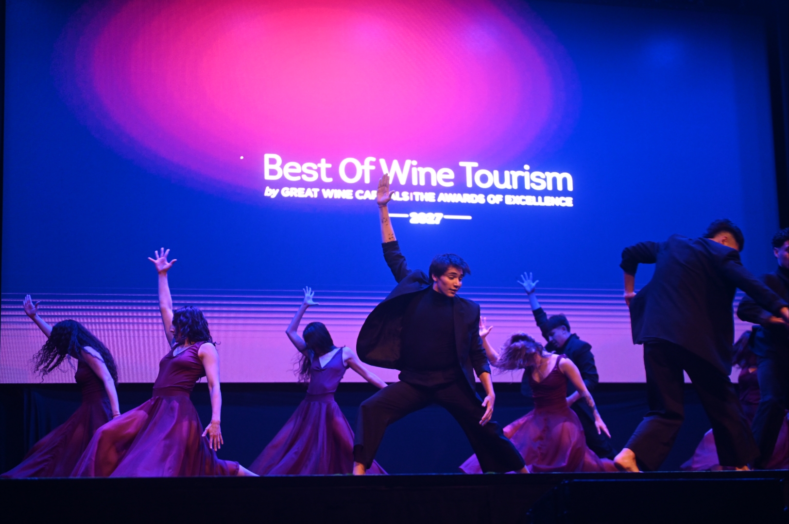 Bailarines sobre el escenario de la gala Best Of Wine Tourism en Mendoza