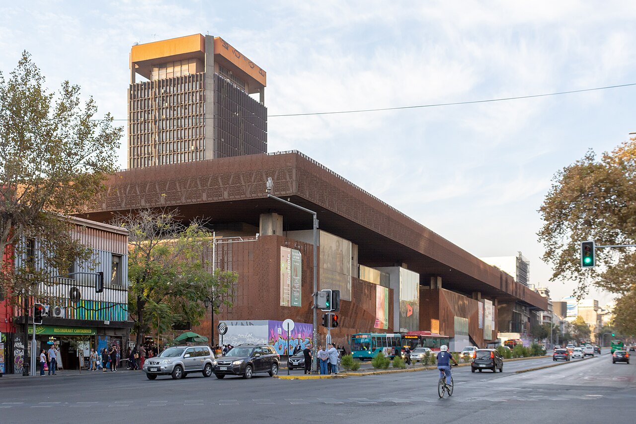 Vista del Centro Cultural Gabriela Mistral sobre la avenida Alameda en Santiago