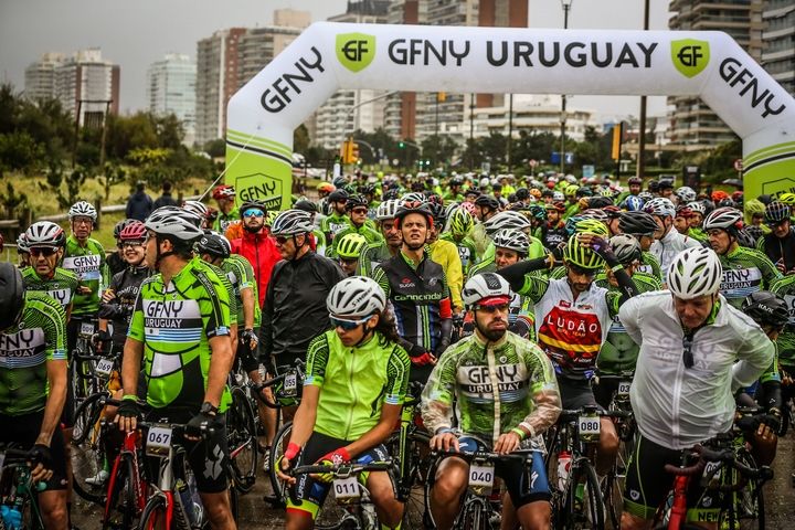 Ciclistas en la largada del GFNY Uruguay en Punta del Este