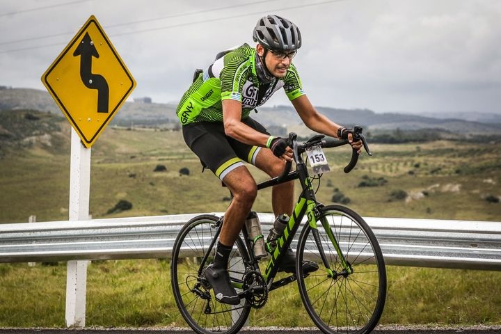 Ciclista del GFNY en el tramo de sierras de Maldonado