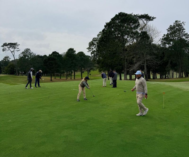 Golfistas en un green del Cantegril Country Club