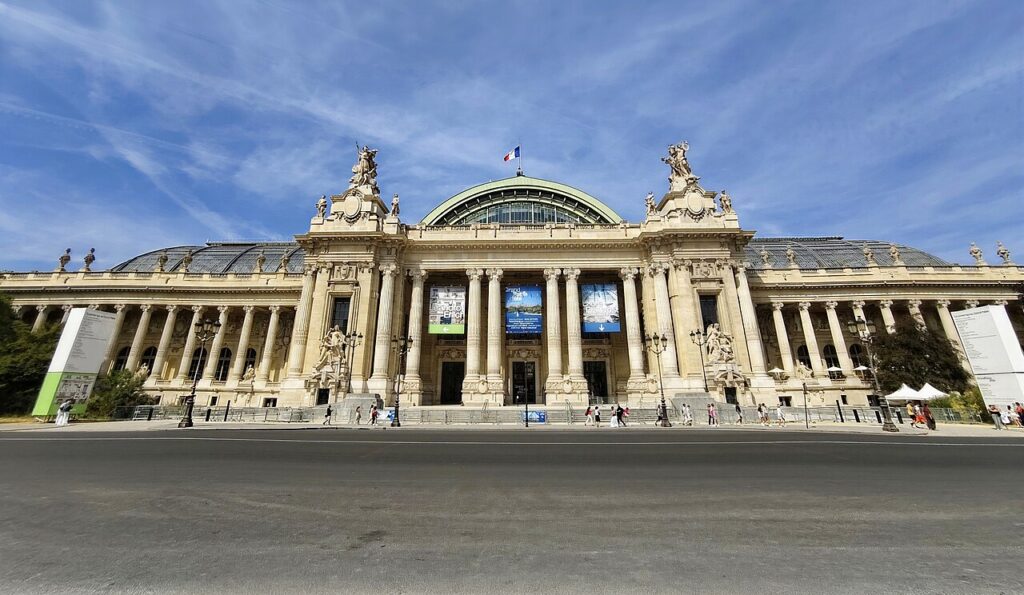 Fachada principal del Grand Palais de París bajo un cielo azul