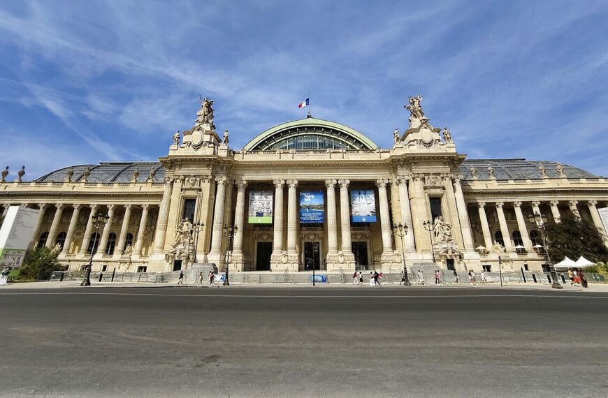 Fachada principal del Grand Palais de París bajo un cielo azul