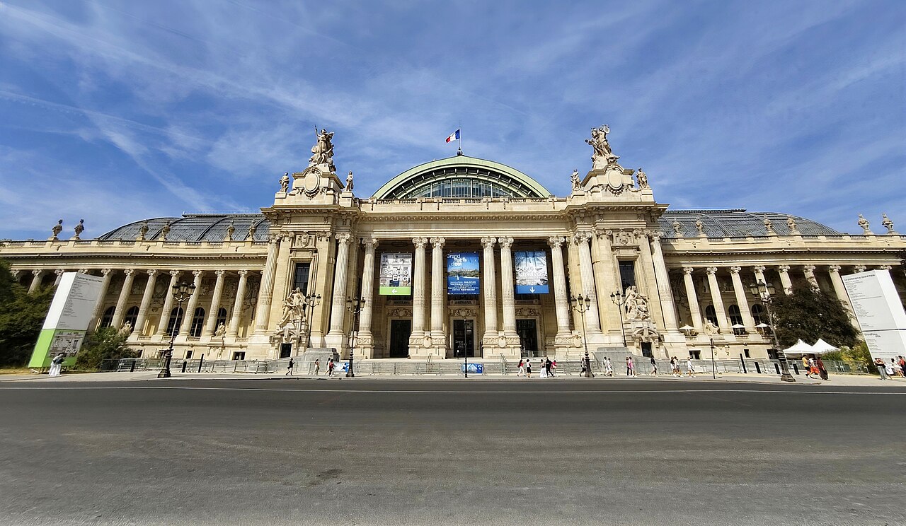 Fachada principal del Grand Palais de París bajo un cielo azul