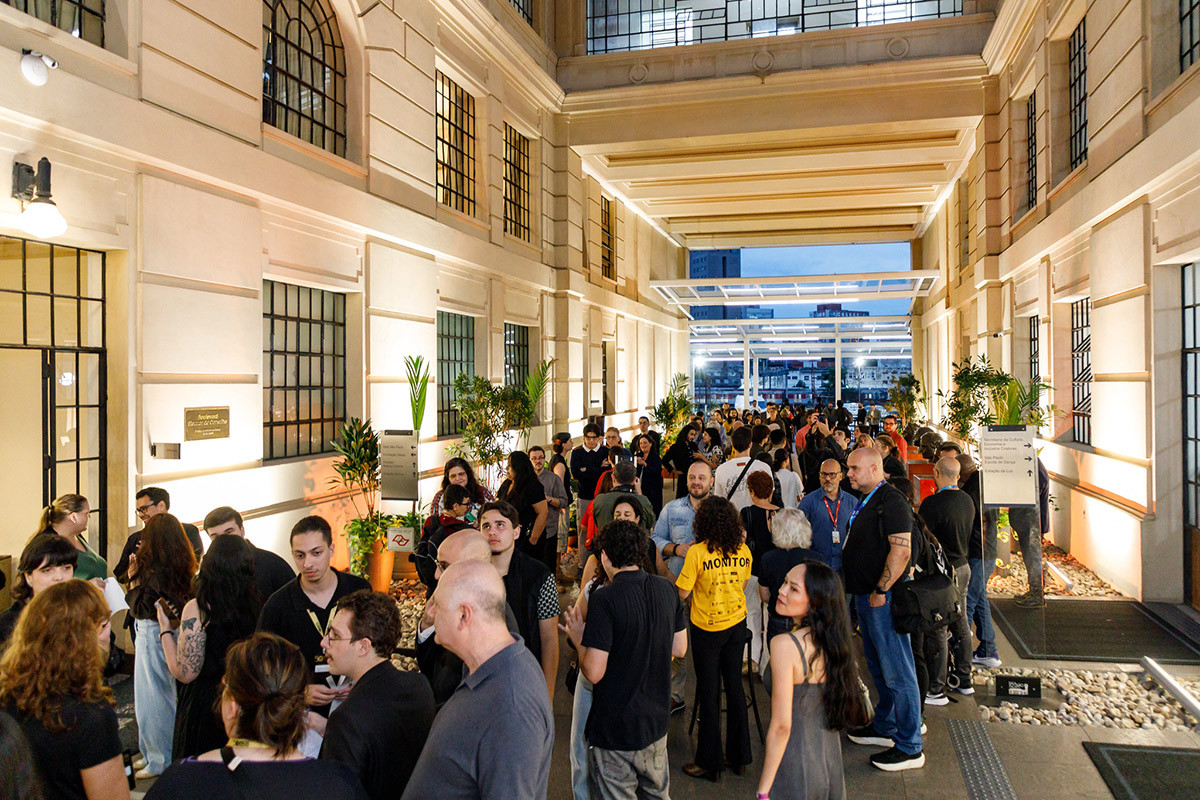Invitados en el hall de la Sala São Paulo en la apertura de la 50.ª Mostra