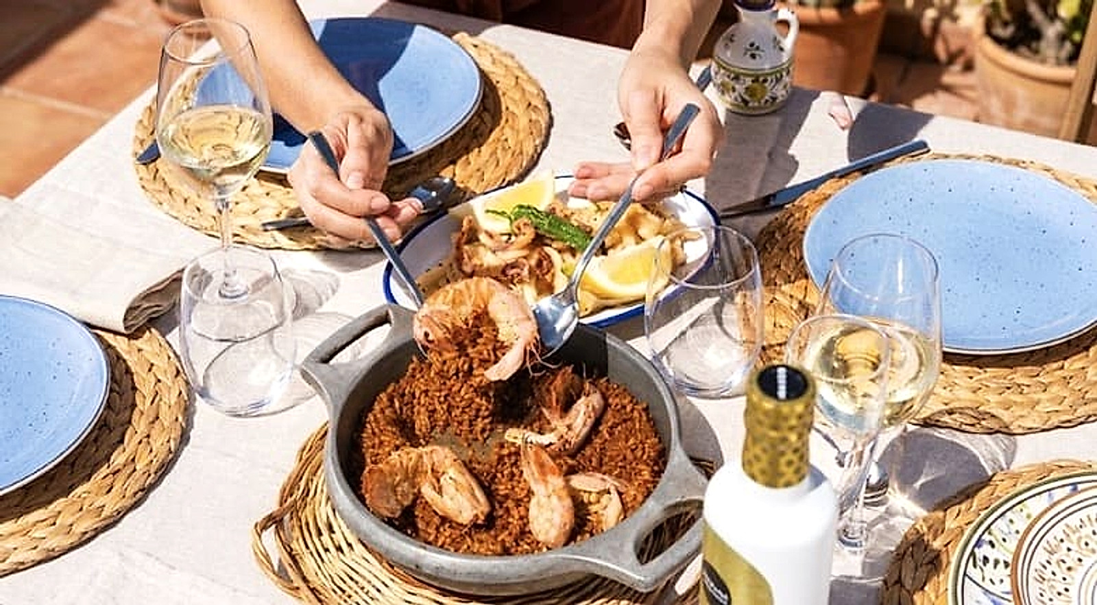 Mesa con platos de cocina marinera de Cambrils