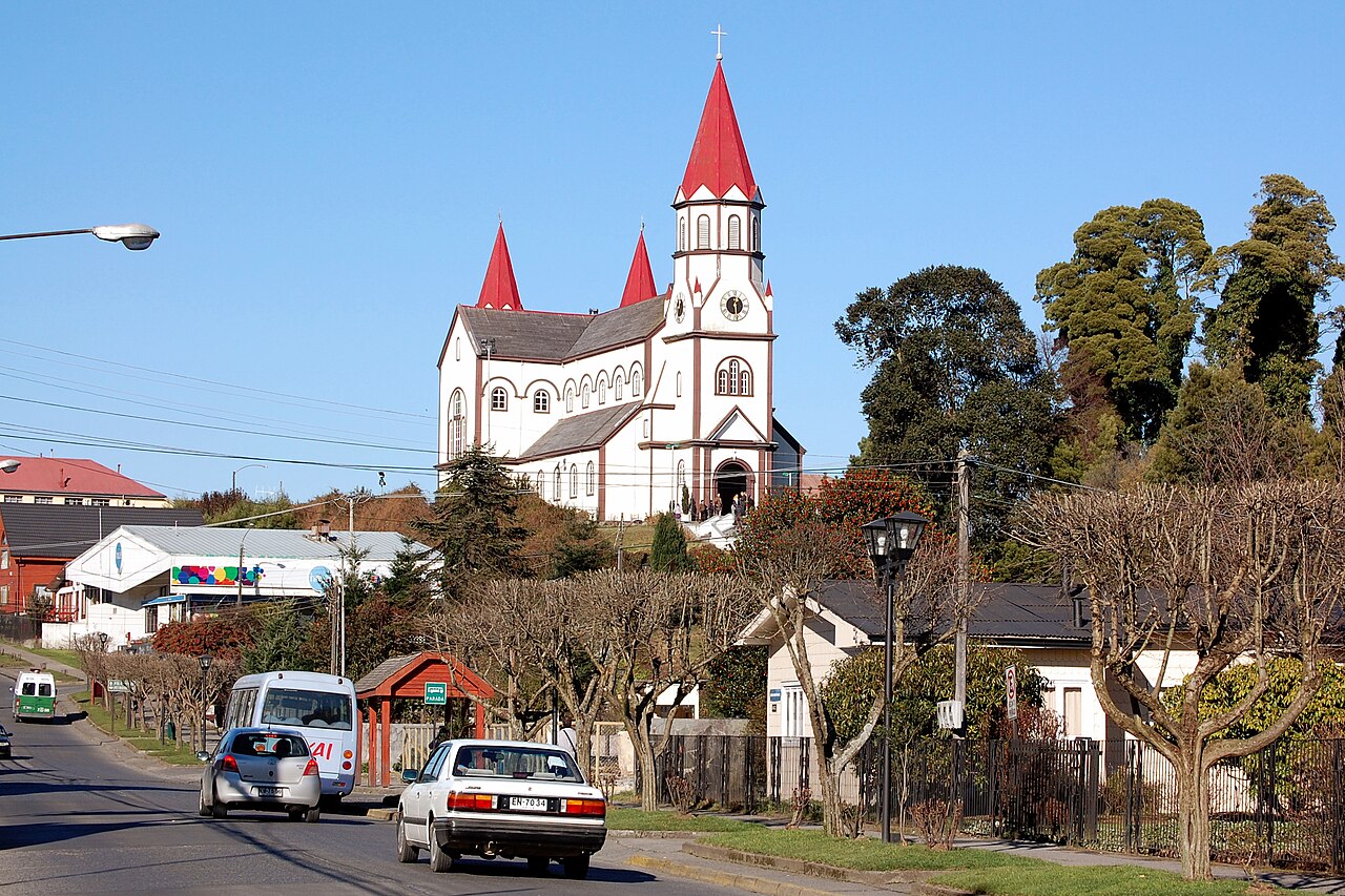 Iglesia del Sagrado Corazón de Puerto Varas, blanca con torres rojas